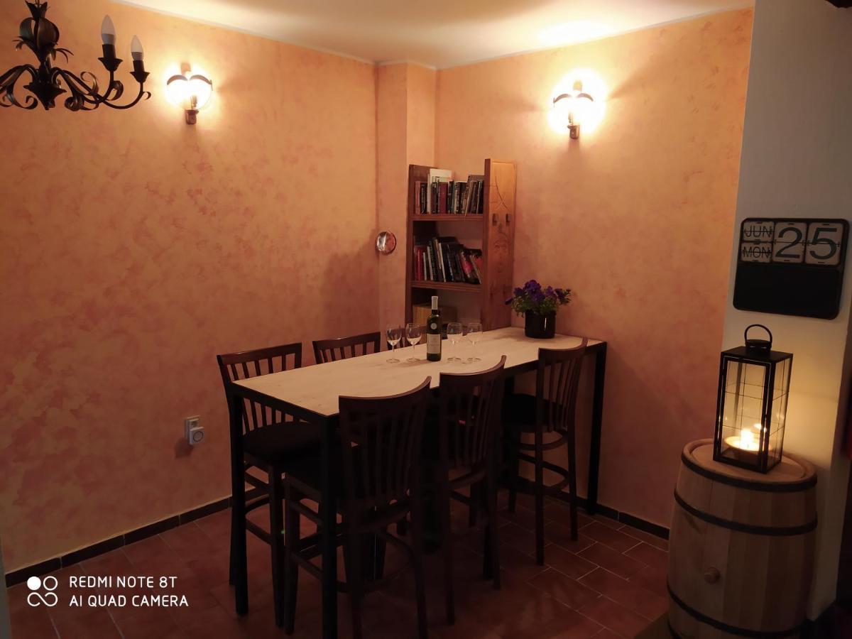 Castle-Wall-Inn Микулов Экстерьер фото