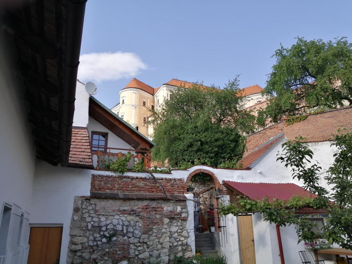 Castle-Wall-Inn Микулов Экстерьер фото